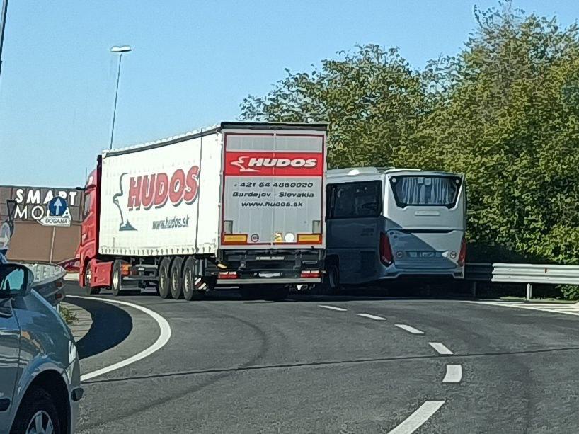 Copertina per Incidente sulla rotonda di Sant'Andrea, danni a una corriera dell'Apt